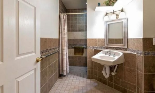 Crescent Care Villas - Lemon Heights 7 - bathroom.JPG