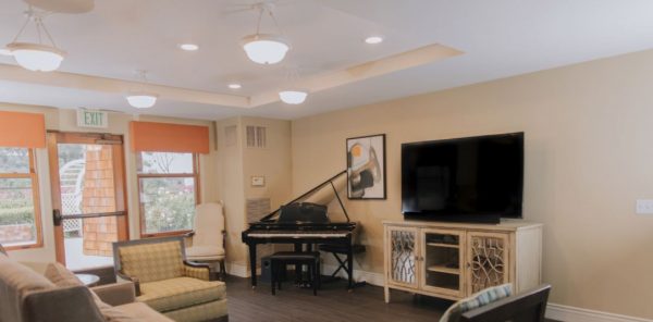 Crown Cove 4 - tv and piano room.JPG