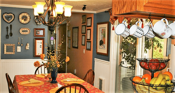 Lucie's Cozy Cottage 4 - dining room.PNG