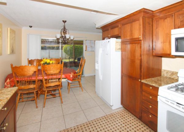 Miles Place of Fountain Valley dining room.JPG