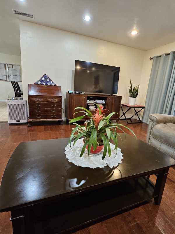 bed-of-roses-living-room.jpg