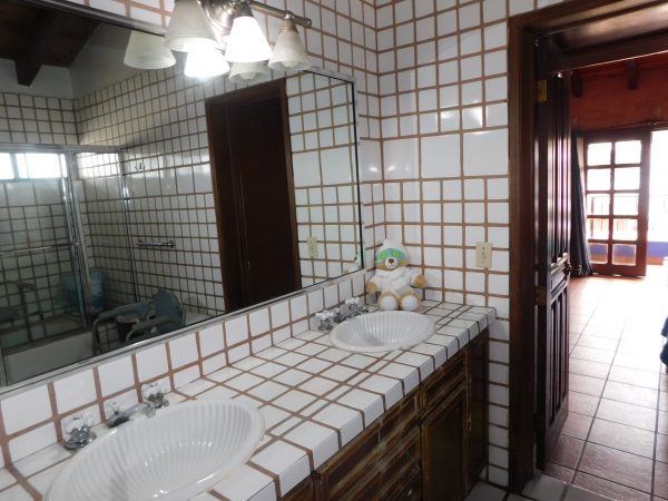 hacienda-anos-de-oro-master-bathroom.jpg