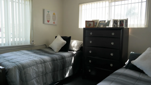 knotts-landing-luxury-care-shared-room.png