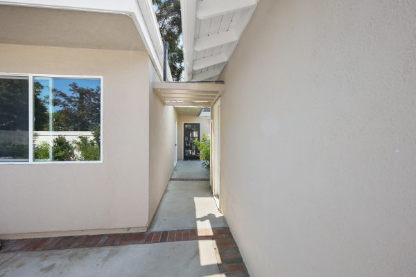serenity-health-2-4---front-hallway.jpg