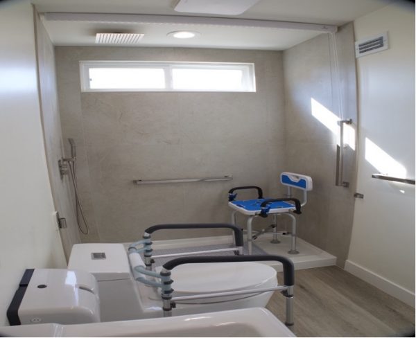 hillside-vista-senior-living-step-in-shower.jpeg