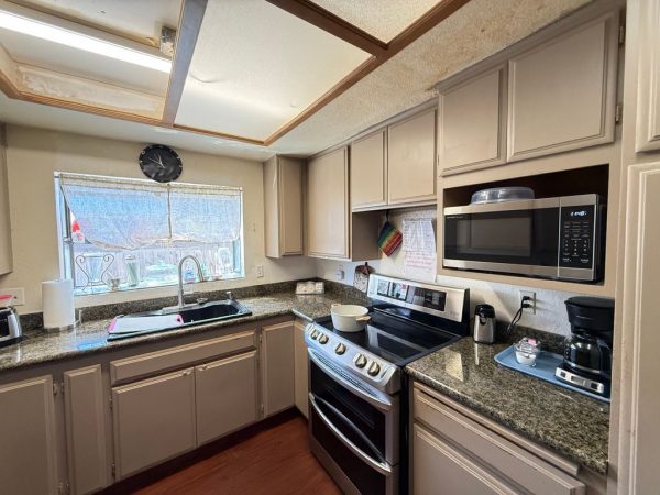 casa-de-vida-senior-living-i-6-kitchen.jpeg