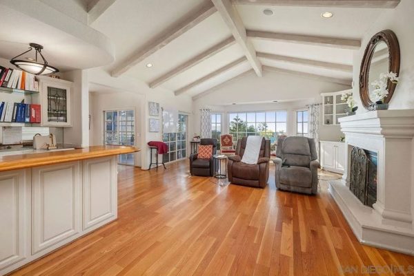 coastal-breeze-senior-living-inc-3-living-room.jpg