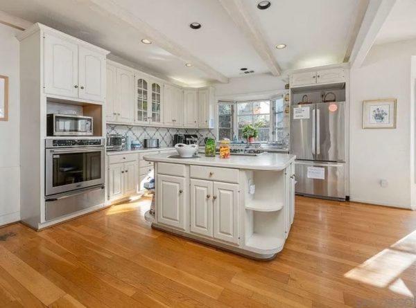 coastal-breeze-senior-living-inc-4-kitchen.jpg