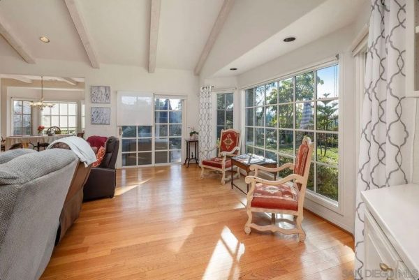 coastal-breeze-senior-living-inc-5-living-room.jpg