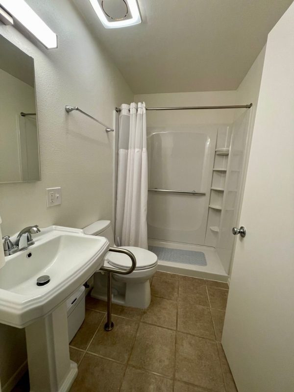 royal-care-horizons-16-bathroom.jpeg