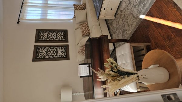agape-senior-care-i-2-living-room.jpg