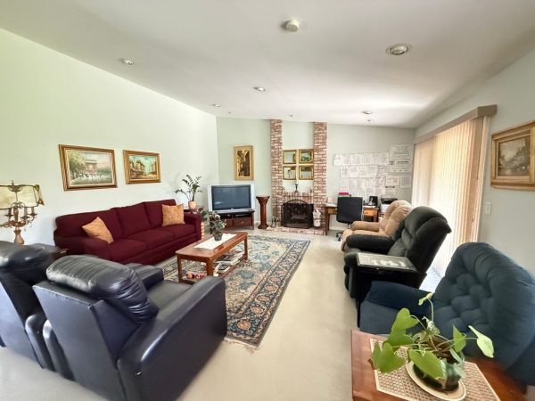 la-costa-elder-care-3-living-room.jpeg