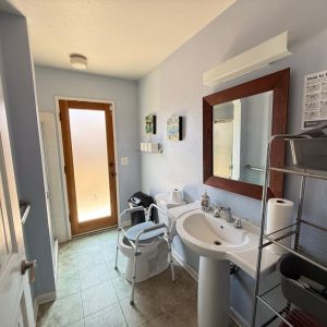 la-costa-elder-care-7-bathroom.jpeg