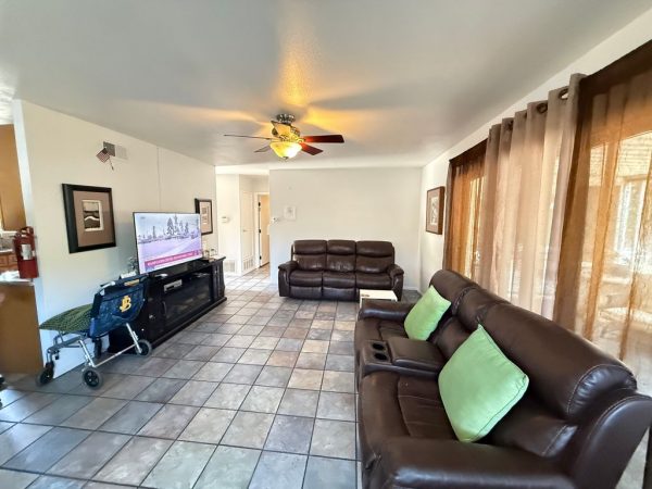 uc-care-senior-living-iii-1-living-room.jpeg