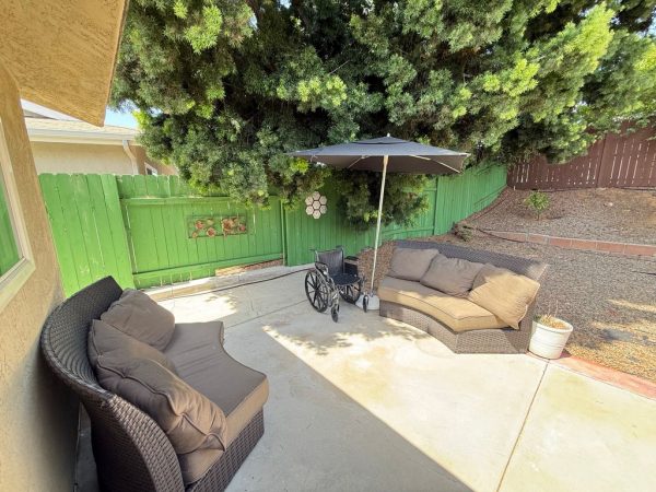 uc-care-senior-living-iii-7-outside-seating.jpeg