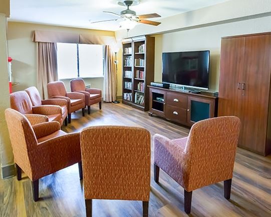 calavera-hills-senior-living-5-tv-room.jpg