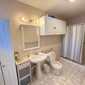 gate-manor-i-13-bathroom.jpeg