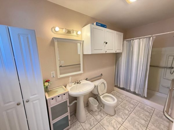 gate-manor-i-13-bathroom.jpeg