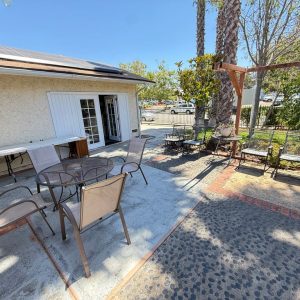 gate-manor-i-14-outside-seating.jpeg