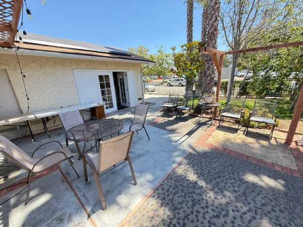 gate-manor-i-14-outside-seating.jpeg