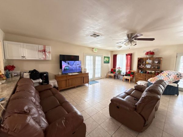 gate-manor-i-3-living-room.jpeg