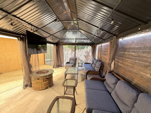 skyline-hills-care-residence-10-outside-seating.jpeg