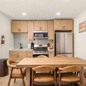 the-garden-senior-living-university-heights-5-dining-room-kitchen.jpeg
