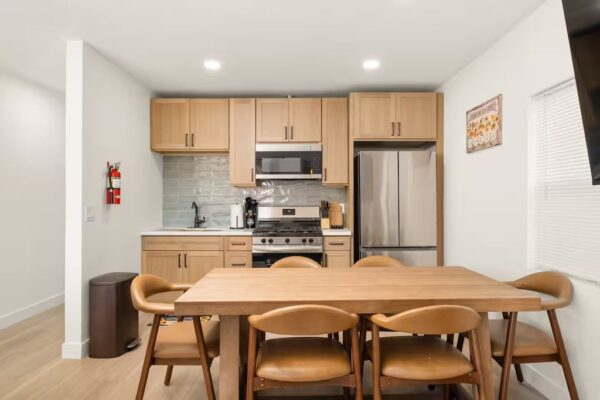 the-garden-senior-living-university-heights-5-dining-room-kitchen.jpeg